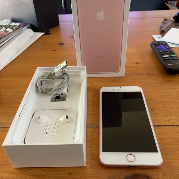 I phone 7plus likenew ear pods . 32 gb